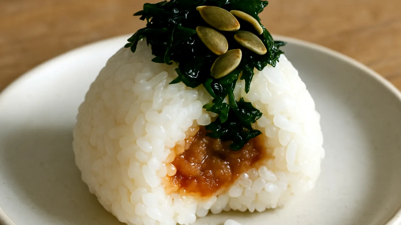 Miso-Onigiri mit Wakame-Algen und gerösteten Kürbiskernen"