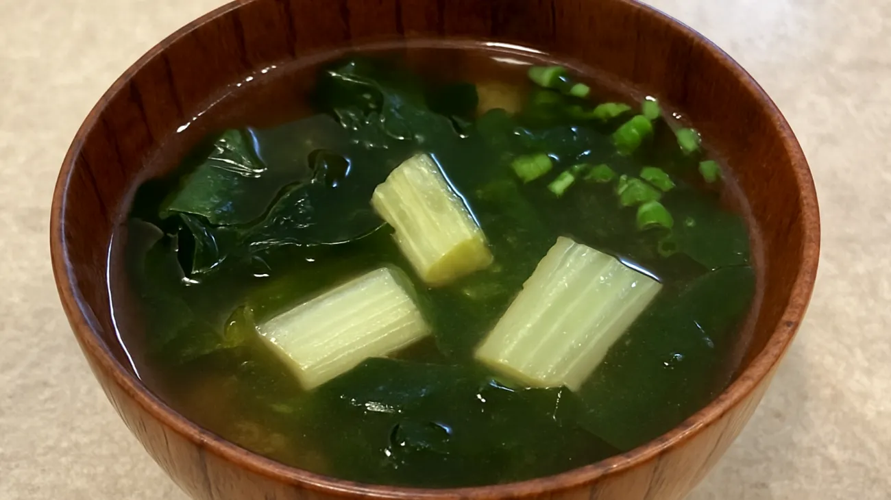 Miso-Suppe mit Wakame-Algen und gedämpftem Fenchel"