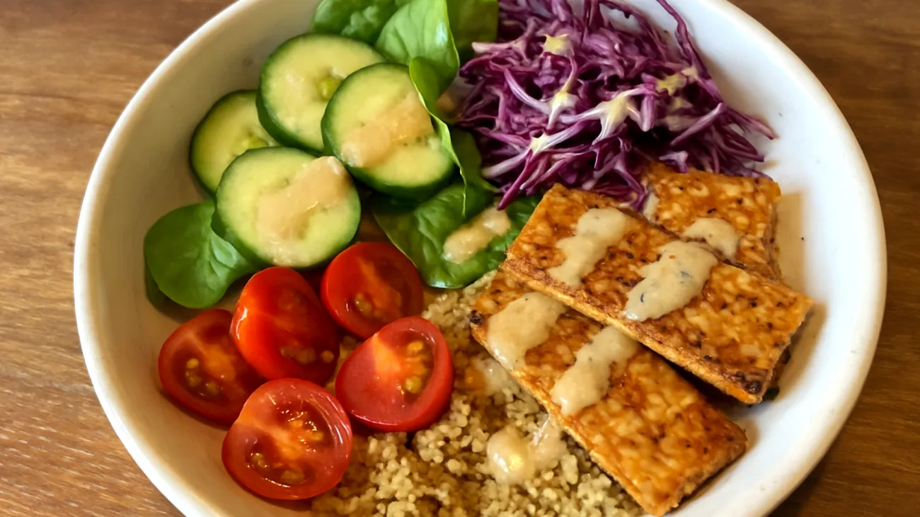Quinoa-Bowl mit fermentiertem Tempeh und Miso-Dressing"