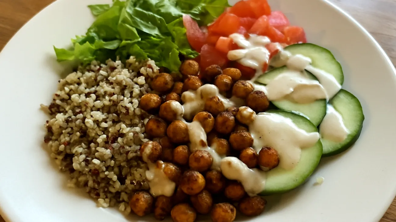 Quinoa-Salat mit gerösteten Kichererbsen und Tahini-Dressing"