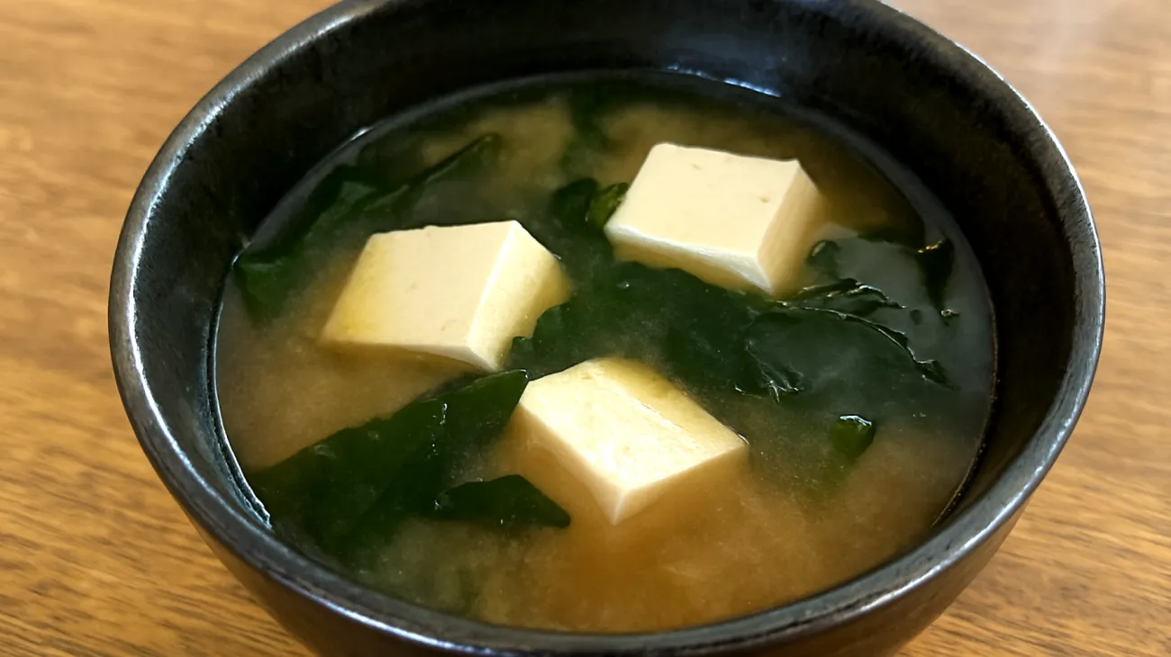 Miso-Suppe mit Wakame-Algen und Silken-Tofu"